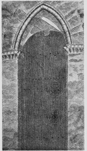 En kassert dør fra kirken fikk i hundreår tjene som dør for tårninngangen. Etter tegning av H. Mathisen.