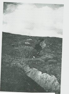 De lange, dype skar i fjellet vitner om hundreårs slit. Foto P. Birch.