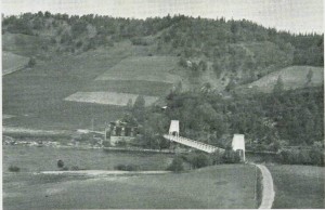 Flora 1937. Handelsforeninga t.v. for brua. Foto: Garberg.