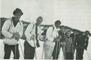Stormoen april 1945. F.v.: Karl Breida, Torleif Hårstad, Trygve Nervik og en gruppe flyktninger. Foto: N. Aftret.