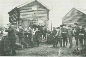 Tydalingene svingle seg på høyrefoten også i pols'n. Bryllup på Aune 1890. Foto E. Jenssen. 