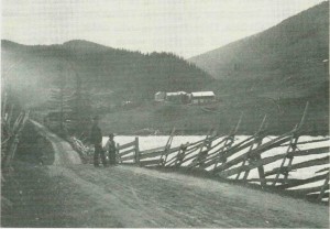  Fra Tydahveien ca. 1900. Drivvollen i bakgrunnen.