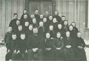 «Fastskolen paa Nestvedl» 1888 el. 1889. P. Furan i forreste rekke. Foto E. Jenssen.