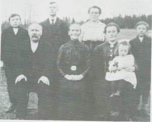 Ustistoggofolket i 1919. Fra venstre sitter sjølfolket Ole Tomassen og Marit Svensdt. og dattera Tina Slind med barnet sitt, Marit, på fanget. Bak fra venstre Ole, Svend, Marie og Thomas.
