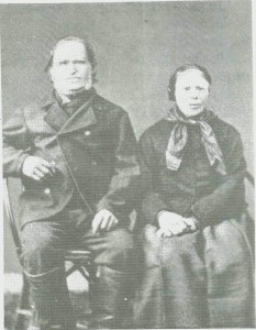 Jon Mikkelsen og Karen Ingebriktsdt. ble de siste av den gamle familien på Sandvik. Bildet er fra omkring 1880.