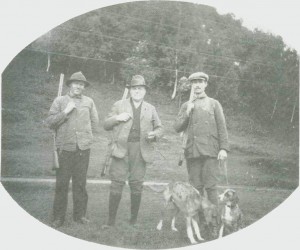 Nå skal haustjakta starte. Fra venstre Olav Løvås, John P. Eidem, Brennan og Egil Flønes. Bildet er fra 1925. 