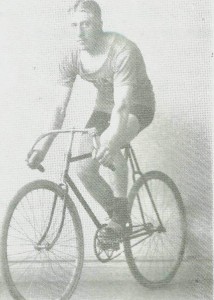 Sykkelrytteren      Ola Moen,   visstnok etter han vant NM på 100 km i 1921.