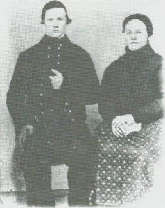 Jon og Ane som i 1867 kjøpte Siran. De los­jerte på heimgarden hans, Kjelstad, fra de giftet seg og til de flyttet hii.