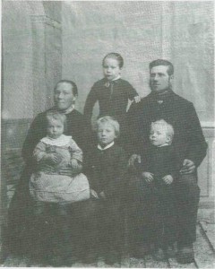 Ane Elisabeth og Ola P. Avelsgård og barna Karen, Peder, Kristen og Anne (bak).