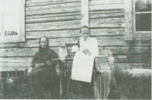 Brynhild Størset og dattera Marit ved heimen sin. Som vi ser drev Marit med sauming.
