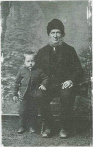 Ola Mikkelsen var en av flere rennbygger som i siste halvpart av 1800-åra kom til Innbygda. Her sam­men med sønnesøn­nen Anton.