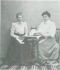 T.v. Anne Olsdt. Kvello-aunet, f. 1889, og Ragn­hild Ingebrigtsdt. Kjeld-stad (g.m, Jens Anders­sen Kvelloaunet, Kårået) var begge sydamer. Bildet er fra ca. 1910.