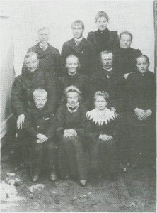 Folket på Nordpå-Jardet i 1905. Fremst sitter Ole, Sofie og Bergitte, i midten Ola og Kari Slind og John og Ragnhild Valli og bak står John og Esten Guldseth, Helga Aune og Gjertrud AImås. 