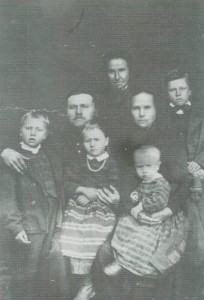 Peder og Lea Baknesset med barna Haldo, Ola, Karen og Bernhardt. Bak står mor til Peder, Kari Persdt.