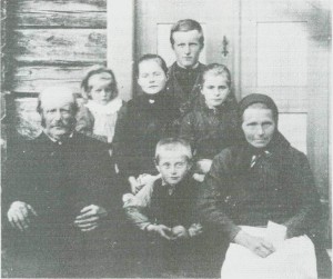 Familien på Dyrdalsplassen omkr. 1900. Jon, Sivert og Brynhild, Pauline, Marit og Berit, og bak eldste sønnen, «Jo Post».