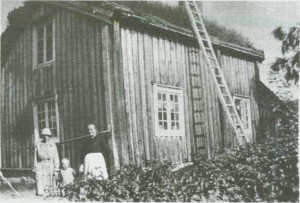 Stua til Johanna Pettersdt. Hårstad på Stormyråsen. Johanna sjøl til høgre, Anna Nervik til venstre.  