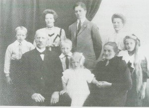 Gunnar Ingebrigtsen og Anne Haldorsdt. Haarstad med barna, ca. 1910.
