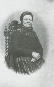 Mali Monsdt. Kvello, f. på Bergsenan 1807, men vokste opp på Vølset, dit mor hennes som enke ble gift.