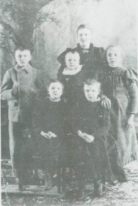 Mali Norbye og barna Ingebrigt, Olaf og Helga (bakerst) og Anna Johanne og Emelie Marie.