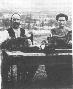 Kristen Jørgensen og dattera Johanna ved symaskinene. Bildet er fra 1912.