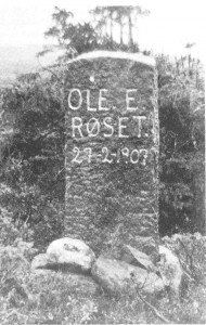 Minnestøtta over Ole E. Røset som omkom i Kvernfjellet vinteren 1907. Han var den siste som omkom i det farefulle kvernstensarbeidet.
