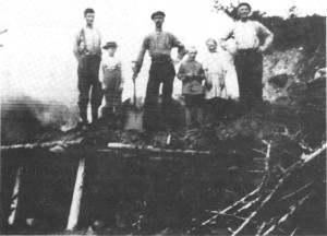 Tjurrubrenning på Stor-Siribakken på Mogarden i 1930. Fra venstre: Baro Mogård, Martin Moslet, brennbas Ingvard Moslet, Fredrik Moslet, Ingeborg Moslet (Hegset) og John J. Mogård.