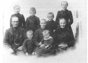 Tomas Bardosen og Kirsti Johannesdt. Mogård og de seks eldste barna. Til høgre sitter mor til Tomas. 