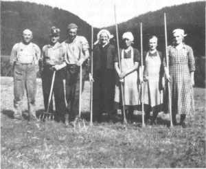 I slåttonna på Yster-Stokkan noen år før siste verdenskrig. Fra venstre: Kri­stian Stokke, Alfred Marstad, Alfred Kulset, Brynhild Stokkmelen, Blankme-len, Margit Nydal, Ragnhild og Gurine Stokke. 