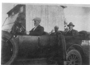 Gunnar Sæther og Olav R Overvik kjøpte bil sammen i 1927. Her ser vi de to eierne i baksetet. Bildet er tatt først på trettitallet.