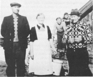 Bildet viser fra venstre: Gunnar B. Slind, Tina Slind, John S. Slind. Guttene bak: Olav Sigmund Slind og Torstein G. Guldseth. (Gunnar B., John S. og Torstein er på besøk).   