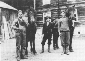 Hestene var en viktig faktor i gardsdrifta. Sammen med dem ser vi Ola og Ingebrigt Flakne og Ingmar Bakken.