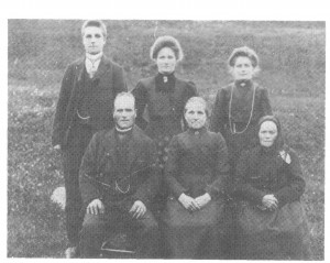 Folket på Haugen omkr. 1910: John Bardosen og Gunhild Nilsdt. og mor hans, jordmora Brynhild, og bak står barna Bardo, Anne og Brynhild.