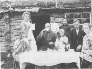 Familien på Solbakken får seterbesøk på Gammelvollen på RoltdÅlen i 1923. Til v. står Ingeborg Pedersdt. med mugga, mannen Tomas ved bordet og bar­na Gunelie og Olav Bjerken og Gurine. Lengst til høgre Olaus og Anna Melan og Martin Bårdsgård, Markåa.